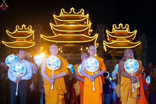 ภาพ No.46209:ประมวลภาพกิจกรรมเฉลิมฉลองวันวิสาขบูชานานาชาติ ณ วัดบ่าหว่าง ประเทศเวียดนาม