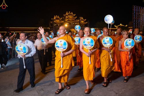 ภาพ No.46210:ประมวลภาพกิจกรรมเฉลิมฉลองวันวิสาขบูชานานาชาติ ณ วัดบ่าหว่าง ประเทศเวียดนาม