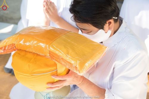 ภาพ No.39471:พิธีตัดปอยผม ปลงผม ขอขมารับผ้าไตรและพิธีบรรพชา ในโครงการอุปสมบท บูชาธรรมมหาปูชนียาจารย์ ประจำปี 2564  ชุดที่ 2