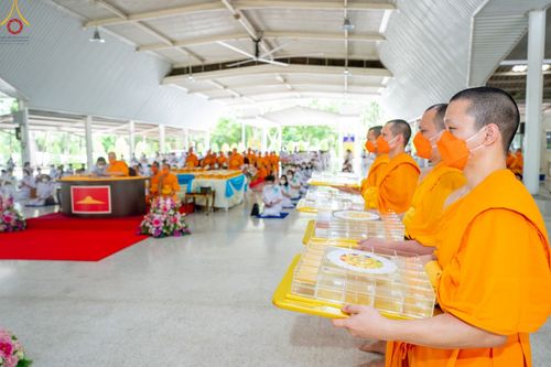 ภาพ No.47842:ประมวลภาพพิธีปิดแผ่นทองรูปเหมือนพระมงคลเทพมุนี (สด จนฺทสโร) พระผู้ปราบมาร และดวงแก้วธรรมชัย