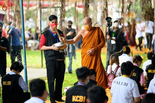 ภาพ No.46344:ประมวลภาพพิธีอัญเชิญน้ำศักดิ์สิทธิ์ จาก Umbul Jumprit Temanggung ไปยังวัดเมินดุต