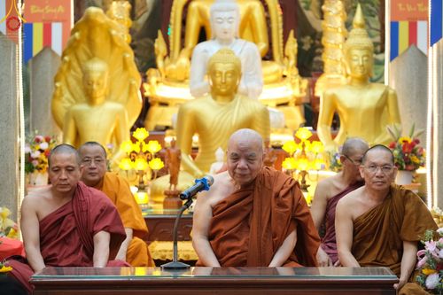 ภาพ No.47895:ประมวลภาพมูลนิธิธรรมกาย ถวายเทียนพรรษา อัญเชิญพระธาตุถวายวัดเถรวาทเวียดนาม