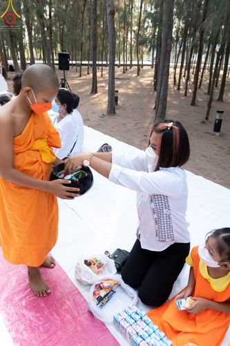 ภาพ No.45913:ประมวลภาพพิธีตักบาตรและทอดผ้าป่า โครงการบรรพชาสามเณรฟื้นฟูพระพุทธศาสนาทั่วไทย ณ อนุสรณ์สถานพระมงคลเทพมุนี