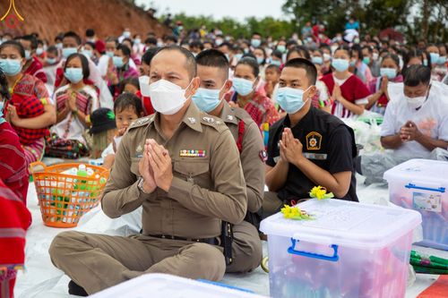 ภาพ No.50619:ประมวลภาพพิธีตักบาตร ณ วัดแม่แพ จ.แม่ฮ่องสอน เนื่องในวันธรรมชัย