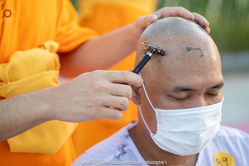 ภาพ No.39786:พิธีตัดปอยผม ปลงผม ขอขมารับผ้าไตรและพิธีบรรพชา ในโครงการอุปสมบท บูชาธรรมมหาปูชนียาจารย์ ประจำปี 2564 ชุดที่ 6