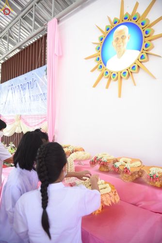 ภาพ No.51912:พิธีทอดผ้าป่าต่อเติมส่วนขยายหอฉันคุณยาย และเปิดป้ายคุณยายอาจารย์มหารัตนอุบาสิกาจันทร์ ขนนกยูง ณ ศูนย์ปฎิบัติธรรมสระบุรี