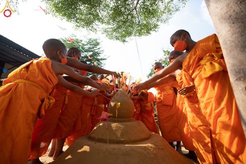 ภาพ No.45817:ประมวลภาพพิธีตักบาตรสามเณรใหม่ โครงการบรรพชาสามเณรฟื้นฟูพระพุทธศาสนาทั่วไทย ณ ศูนย์ปฏิบัติธรรมพระนครศรีอยุธยา