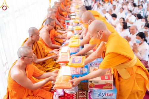 ภาพ No.48443:ประมวลภาพประธานมูลนิธิธรรมกายถวายเทียนพรรษา 43 วัด ในเขตจังหวัดไพลิน ประเทศกัมพูชา