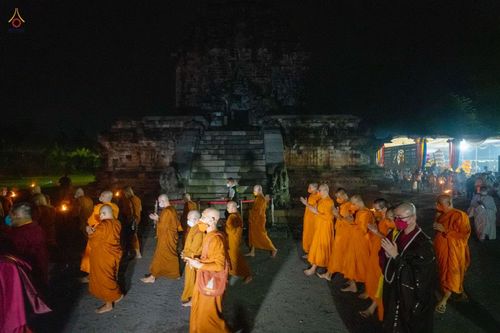 ภาพ No.46246:ประมวลภาพพิธีอัญเชิญไฟศักดิ์สิทธิ์ จากวัดเมินดุต ไปยังพระมหาเจดีย์บรมพุทโธ