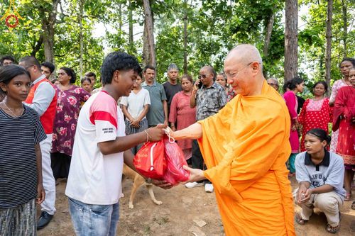 ภาพ No.348073:วันที่ 8 กันยายน พ.ศ.2569 พระธรรมฑูตไทย สายอินเดีย เนปาล พร้อมด้วยคณะสงฆ์เนปาล  วัดไทยลุมพินี วัดพระธรรม และมูลนิธิธรรมกาย ร่วมช่วยเหลือผู้ประสบภัยน้ำท่วมประเทศเนปาล