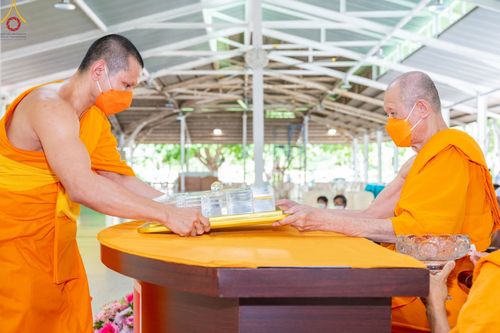 ภาพ No.47844:ประมวลภาพพิธีปิดแผ่นทองรูปเหมือนพระมงคลเทพมุนี (สด จนฺทสโร) พระผู้ปราบมาร และดวงแก้วธรรมชัย