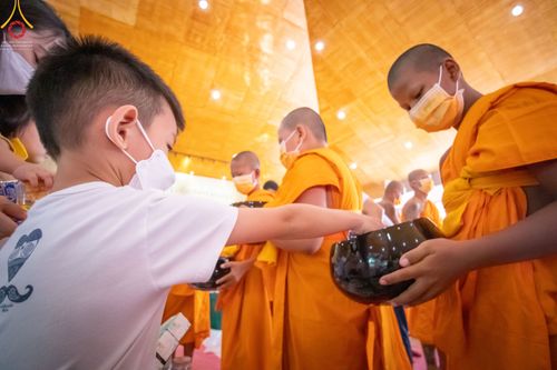 ภาพ No.45884:ประมวลภาพพิธีตักบาตรสรงน้ำพระ โครงการบรรพชาสามเณรฟื้นฟูพระพุทธศาสนาทั่วไทย ณ ศูนย์อบรมเยาวชนบางปะหัน