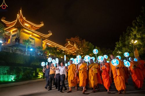 ภาพ No.46211:ประมวลภาพกิจกรรมเฉลิมฉลองวันวิสาขบูชานานาชาติ ณ วัดบ่าหว่าง ประเทศเวียดนาม