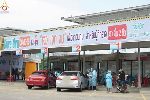 ภาพ No.47431:ประมวลภาพวัดพระธรรมกาย มูลนิธิธรรมกาย และคณะศิษยานุศิษย์ฯ รับมอบโล่เกียรติคุณผู้สนับสนุนการขับเคลื่อน “โครงการ Drive thru เจอ แจก จบ เพื่อชาวปทุมฯ”