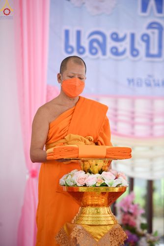 ภาพ No.51920:พิธีทอดผ้าป่าต่อเติมส่วนขยายหอฉันคุณยาย และเปิดป้ายคุณยายอาจารย์มหารัตนอุบาสิกาจันทร์ ขนนกยูง ณ ศูนย์ปฎิบัติธรรมสระบุรี