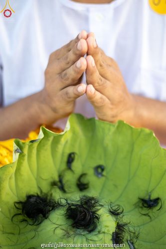 ภาพ No.39791:พิธีตัดปอยผม ปลงผม ขอขมารับผ้าไตรและพิธีบรรพชา ในโครงการอุปสมบท บูชาธรรมมหาปูชนียาจารย์ ประจำปี 2564 ชุดที่ 6