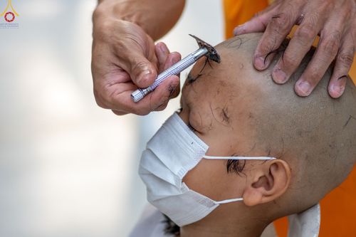 ภาพ No.44552:ประมวลภาพพิธีปลงผม โครงการบรรพชาสามเณรฟื้นฟูพระพุทธศาสนาทั่วไทย ณ อนุสรณ์สถานมหาวิหารพระมงคลเทพมุนี