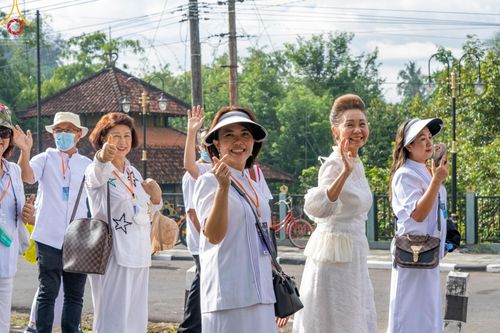 ภาพ No.46376:ประมวลภาพขบวนรถบุปผชาติ อัญเชิญน้ำและไฟศักดิ์สิทธิ์ ณ ประเทศอินโดนีเซีย