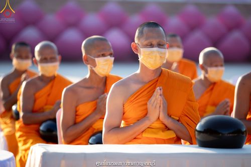 ภาพ No.41029:พิธีตัดปอยผม ปลงผม ขอขมารับผ้าไตรและพิธีบรรพชา ในโครงการอุปสมบท บูชาธรรมมหาปูชนียาจารย์ ประจำปี 2564 ชุดที่ 19