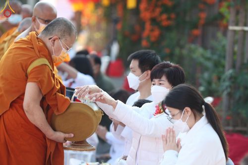 ภาพ No.43407: พิธีตักบาตรพระ 1,000 รูป ถวายเป็นพุทธบูชา ณ วัดห้วยตองสัก  จ.เชียงใหม่