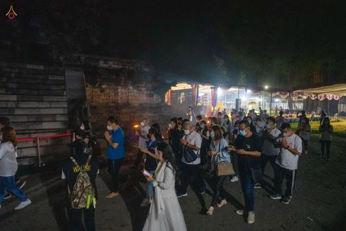 ภาพ No.46250:ประมวลภาพพิธีอัญเชิญไฟศักดิ์สิทธิ์ จากวัดเมินดุต ไปยังพระมหาเจดีย์บรมพุทโธ