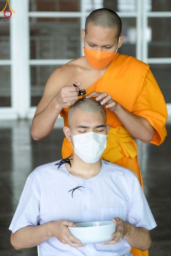 ภาพ No.43930:ประมวลภาพพิธีปลงผม ในโครงการอบรมธรรมทายาทระดับอุดมศึกษา รุ่นที่ 49