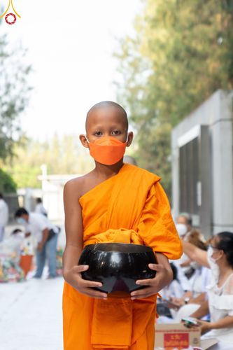 ภาพ No.45914:ประมวลภาพพิธีตักบาตรและทอดผ้าป่า โครงการบรรพชาสามเณรฟื้นฟูพระพุทธศาสนาทั่วไทย ณ อนุสรณ์สถานพระมงคลเทพมุนี