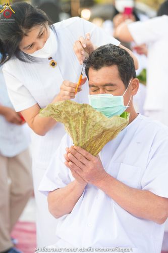 ภาพ No.39641:พิธีตัดปอยผม ปลงผม ขอขมารับผ้าไตรและพิธีบรรพชา ในโครงการอุปสมบท บูชาธรรมมหาปูชนียาจารย์ ประจำปี 2564 ชุดที่ 4