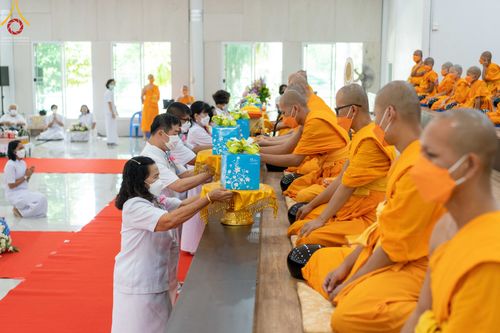 ภาพ No.45367:ประมวลภาพพิธีตักบาตรสามเณรใหม่ โครงการบรรพชาสามเณรฟื้นฟูพระพุทธศาสนาทั่วไทย ณ ศูนย์อบรมเยาวชนนครปฐม