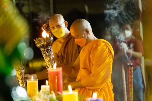 ภาพ No.46245:ประมวลภาพพิธีอัญเชิญไฟศักดิ์สิทธิ์ จากวัดเมินดุต ไปยังพระมหาเจดีย์บรมพุทโธ