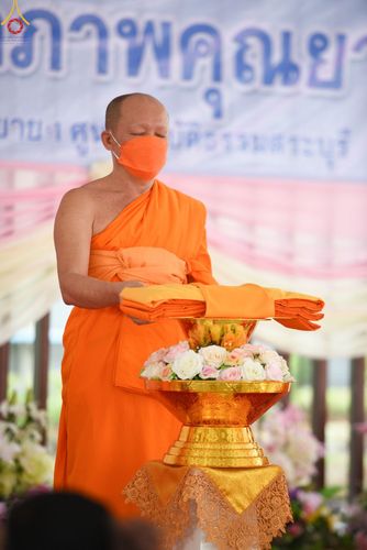 ภาพ No.51922:พิธีทอดผ้าป่าต่อเติมส่วนขยายหอฉันคุณยาย และเปิดป้ายคุณยายอาจารย์มหารัตนอุบาสิกาจันทร์ ขนนกยูง ณ ศูนย์ปฎิบัติธรรมสระบุรี