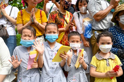 ภาพ No.46089:ประมวลภาพพิธีตักบาตรคณะสงฆ์เถรวาทนานาชาติ 500 รูป ณ วัดบาหว่าง จังหวัดกวางนิญ ประเทศเวียดนาม