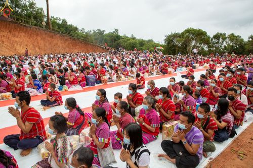 ภาพ No.50624:ประมวลภาพพิธีตักบาตร ณ วัดแม่แพ จ.แม่ฮ่องสอน เนื่องในวันธรรมชัย