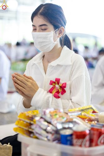 ภาพ No.52234:ประมวลภาพพิธีตักบาตรข้าวสารอาหารแห้ง (วันอาทิตย์ต้นเดือนตุลาคม) ณ บ้านแก้วเรือนทองคุณยายฯ วัดพระธรรมกาย