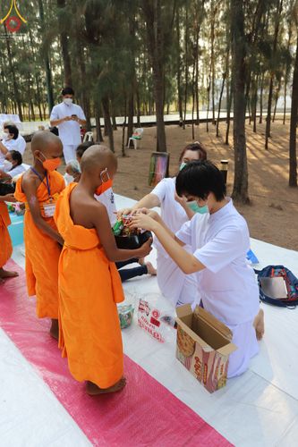 ภาพ No.45915:ประมวลภาพพิธีตักบาตรและทอดผ้าป่า โครงการบรรพชาสามเณรฟื้นฟูพระพุทธศาสนาทั่วไทย ณ อนุสรณ์สถานพระมงคลเทพมุนี