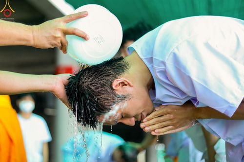 ภาพ No.43931:ประมวลภาพพิธีปลงผม ในโครงการอบรมธรรมทายาทระดับอุดมศึกษา รุ่นที่ 49