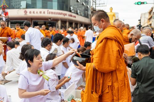 ภาพ No.85955:ตักบาตรพระนานาชาติ 10,000 รูป ใจกลางนครหาดใหญ่ จ.สงขลา วันอาทิตย์ที่ 20 สิงหาคม พ.ศ. 2566