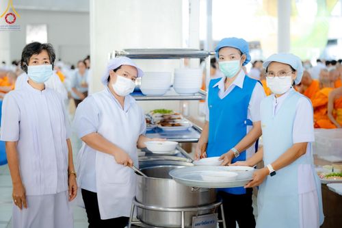 ภาพ No.143239:พิธีถวายภัตตาหารเพื่อเป็นกำลังแห่งการเข้าถึงธรรม ของพระภิกษุสามเณร วัดพระธรรมกาย วันเสาร์ที่ 6 กรกฏาคม พ.ศ. 2567 ณ หอฉันคุณยายอาจารย์ วัดพระธรรมกาย จ.ปทุมธานี