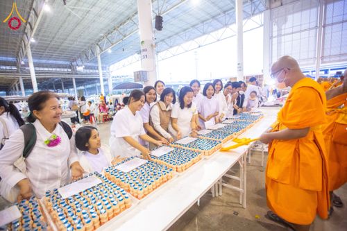 ภาพ No.202741:พิธีถวายภัตตาหารเป็นสังฆทาน แด่พระธรรมยาตรา ณ วัดพระธรรมกาย ตำบลคลองสาม อำเภอคลองหลวง จังหวัดปทุมธานี ในโครงการธรรมยาตรา กตัญญูบูชา มหาปูชนียาจารย์ พระมงคลเทพมุนี(สด จนฺทสโร) พระผู้ปราบมาร อนุสรณ์สถาน 7 แห่ง ปีที่ 13 วันที่ 28 มกราคม พ.ศ. 2568