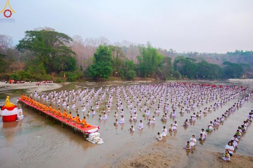 ภาพ No.63332:Photo Story  มหัศจรรย์วัดดงดินแดง Episode 1  พิธีปลงผมนาคธรรมทายาท  ในโครงการบรรพชาอุปสมบทหมู่ ฟื้นฟูพระพุทธศาสนาทั่วไทย วัดดงดินแดง ณ ลำน้ำแม่ตื่น อ.อมก๋อย จ.เชียงใหม่ วันที่ 2 เมษายน พ.ศ. 2567