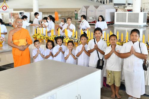 ภาพ No.143451:พิธีตักบาตร ข้าวสารอาหารแห้ง ณ บ้านแก้วเรือนทองคุณยายฯ และ พิธีบูชาข้าวพระ  ณ สภาธรรมกายสากล วัดพระธรรมกาย วันอาทิตย์ที่ 7 กรกฎาคม พ.ศ. 2567