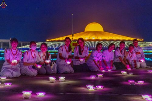 ภาพ No.241035:วันพุธที่ 27 สิงหาคม พ.ศ. 2568 พิธีจุดประทีป ในวันธรรมชัย ณ วัดพระธรรมกาย