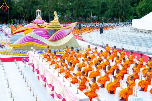 ภาพ No.192701:พิธีจุดประทีปถวายเป็นพุทธบูชา และบูชาธรรมมหาปูชนียาจารย์ ณ อนุสรณ์สถานคลองบางนางแท่น อ.สามพราน จ.นครปฐม ในโครงการธรรมยาตรา กตัญญูบูชา มหาปูชนียาจารย์ พระมงคลเทพมุนี(สด จนฺทสโร) พระผู้ปราบมาร อนุสรณ์สถาน 7 แห่ง ปีที่ 13 วันที่ 10 มกราคม พ.ศ. 2568