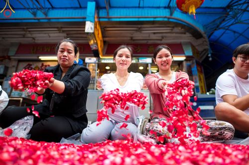 ภาพ No.128254:พิธีอัญเชิญพระบรมสารีริกธาตุ " ใจกลางเมืองนครหาดใหญ่ " เพื่อประดิษฐาน ณ มหารัตนเจดีย์สิริปทุมสวรรค์ (เจดีย์อริยพุทธะ 5 พระองค์) ศูนย์ปฏิบัติธรรมภาคใต้ อ.บางกล่ำ จ.สงขลา  วันที่ 9 มีนาคม พ.ศ.2567 (ชุดที่ 1)