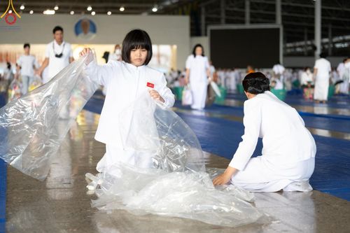 ภาพ No.136621:พิธีตักบาตร พิธีบูชาข้าวพระ ในวันอาทิตย์ต้นเดือนที่ 5 พฤษภาคม พ.ศ. 2567 ณ วัดพระธรรมกาย จ.ปทุมธานี