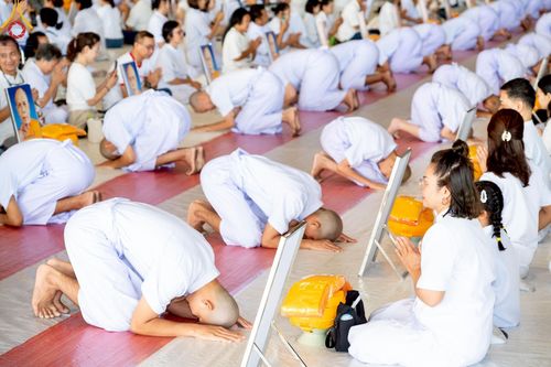 ภาพ No.215008:วันเสาร์ที่ 5 เมษายน พ.ศ. 2568 พิธีเวียนประทักษิณรอบพระมหาธรรมกายเจดีย์  พิธีวันทาเจดีย์ พิธีขอขมาและมอบผ้าไตร ในโครงการบรรพชาสามเณรฟื้นฟูพระพุทธศาสนาทั่วไทย , โครงการหน่อแก้วเปรียญธรรม รุ่นที่ 13 ,  โครงการสามเณรยุวธรรมทายาท รุ่นที่ 33 , โครงการสามเณรมั