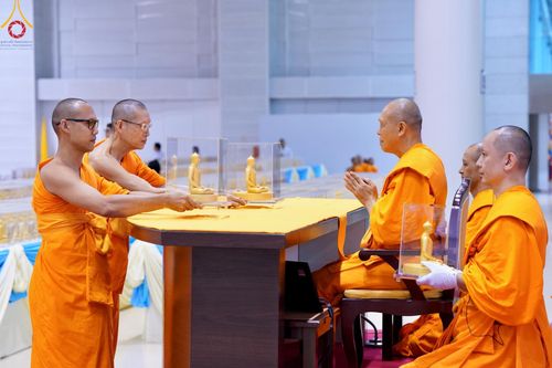 ภาพ No.159534:สัมมนาพิเศษและพิธีมอบองค์พระธรรมกาย 2,000 องค์ ณ ห้องแก้วสารพัดนึก 1 วัดพระธรรมกาย วันอาทิตย์ต้นเดือนที่ 6 ตุลาคม พ.ศ. 2567