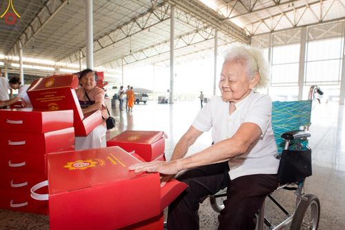 ภาพ No.212314:วันพุธที่ 19 มีนาคม พ.ศ. 2568 การบรรจุไทยธรรมลงกล่องสำเร็จ 43,500 กล่อง เพื่อถวายแด่พระสังฆาธิการ 40,000 กว่าวัดทั่วไทย ในวันคุ้มครองโลก 22 เมษายน พ.ศ. 2568 ณ บ้านแก้วเรือนทองคุณยายฯ วัดพระธรรมกาย