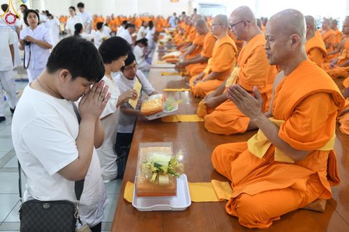 ภาพ No.162189:พิธีถวายภัตตาหารเมนูสวรรค์ เนื่องในวันออกพรรษา (ขึ้น 15 ค่ำ เดือน 11) วันพฤหัสบดีที่ 17 ตุลาคม พ.ศ. 2567 ณ หอฉันคุณยายอาจารย์ฯ วัดพระธรรมกาย