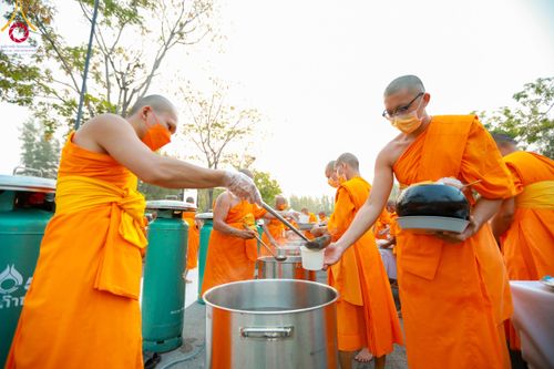 ภาพ No.111062:พิธีถวายภัตตาหารเป็นสังฆทาน แด่คณะพระธรรมยาตราฯ ในโครงการธรรมยาตรา กตัญญูบูชา มหาปูชนียาจารย์ พระมงคลเทพมุนี(สด จนฺทสโร) พระผู้ปราบมาร อนุสรณ์สถาน 7 แห่ง ปีที่ 12 วันที่ 13 มกราคม พ.ศ. 2567 ณ อนุสรณ์สถานมหาวิหารพระมงคลเทพมุนี  (โลตัสแลนด์) อ.สองพี่น้อง จ